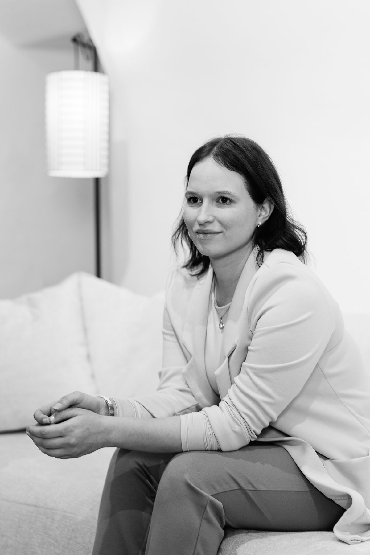 Laura im Gespräch auf dem Sofa, schwarzweiß