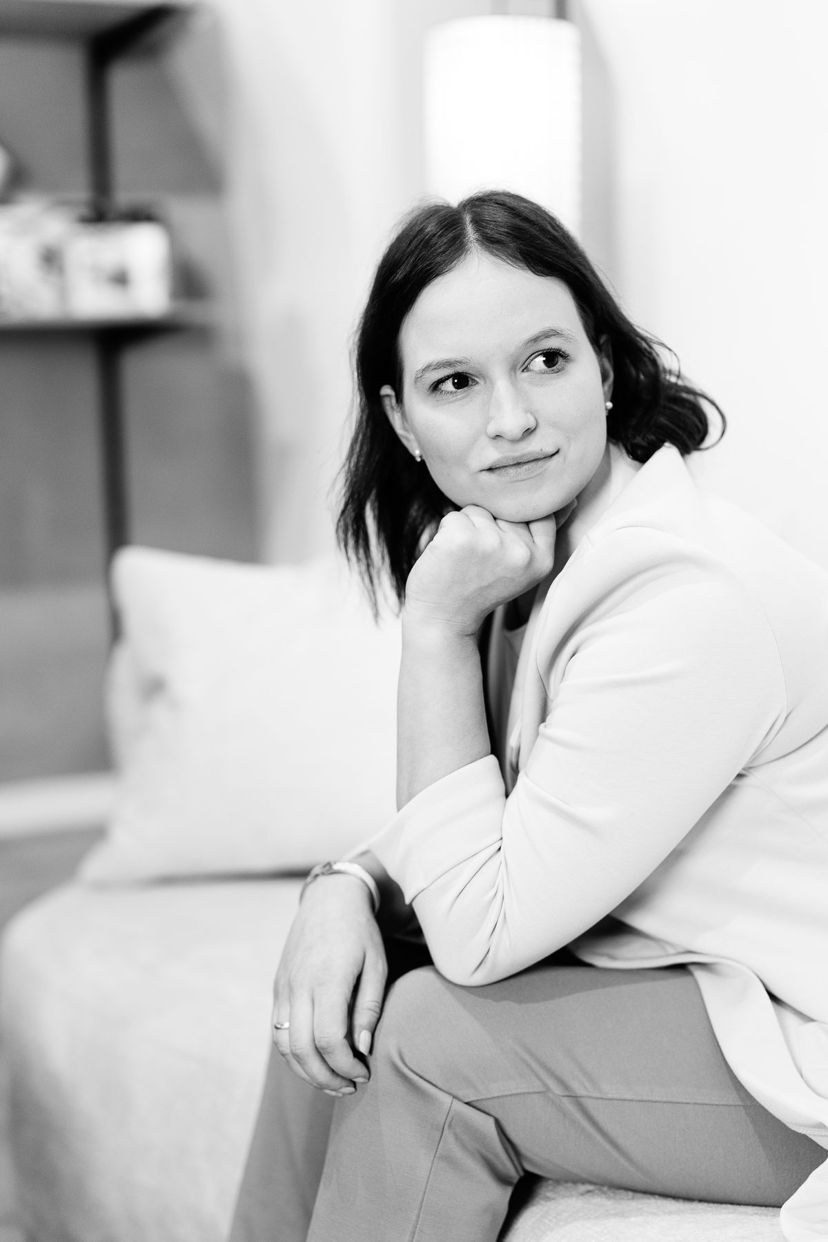 Laura nachdenklich auf dem Sofa, schwarzweiß